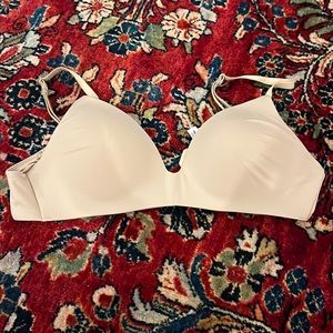 Victoria’s Secret t-shirt lightly lined wireless 32D